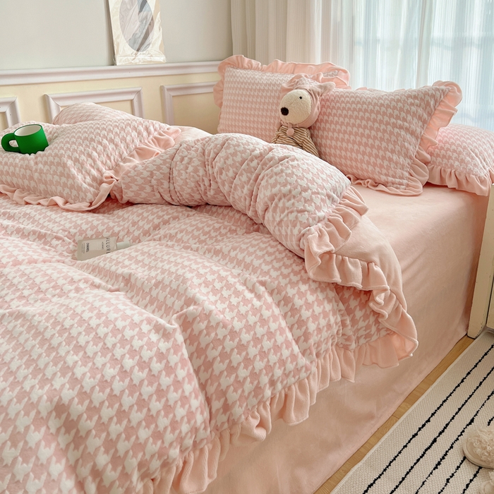 91家纺网 家纺一手货源 找家纺 轻奢坊 2025新款牛奶绒千鸟格烂花花边款四件套-场景一 花边千鸟格樱花粉数据图