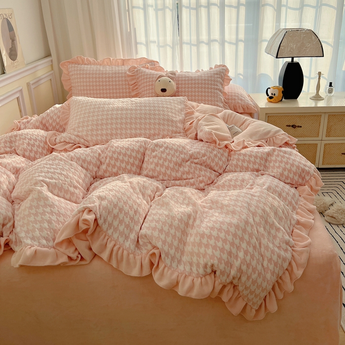 91家纺网 家纺一手货源 找家纺 轻奢坊 2025新款牛奶绒千鸟格烂花花边款四件套-场景一 花边千鸟格樱花粉数据图