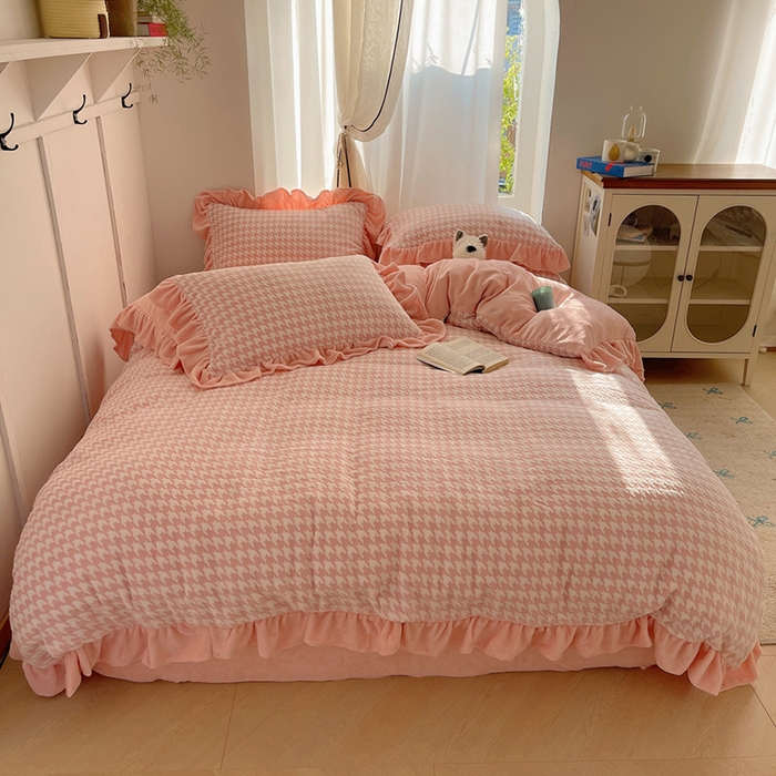 91家纺网 家纺一手货源 找家纺 轻奢坊 2025新款牛奶绒千鸟格烂花花边款四件套-场景一 樱花粉