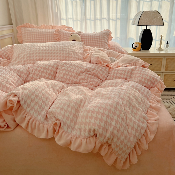 91家纺网 家纺一手货源 找家纺 轻奢坊 2025新款牛奶绒千鸟格烂花花边款四件套-场景一 花边千鸟格樱花粉数据图