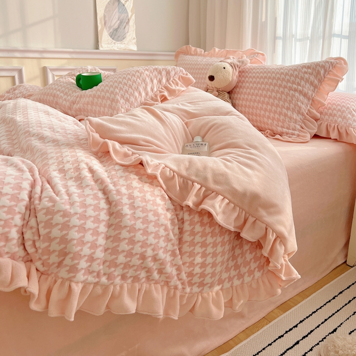 91家纺网 家纺一手货源 找家纺 轻奢坊 2025新款牛奶绒千鸟格烂花花边款四件套-场景一 花边千鸟格樱花粉数据图