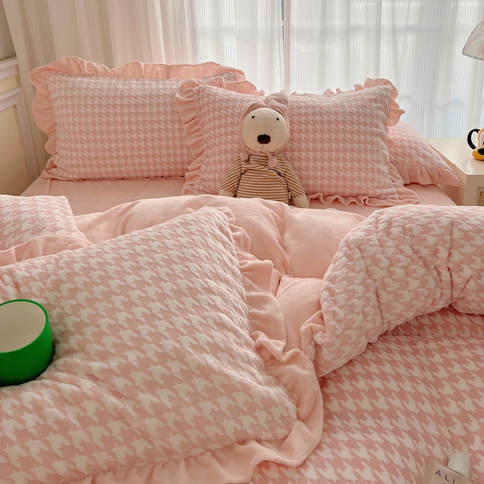 91家纺网 家纺一手货源 找家纺 轻奢坊 2025新款牛奶绒千鸟格烂花花边款四件套-场景一 花边千鸟格樱花粉数据图