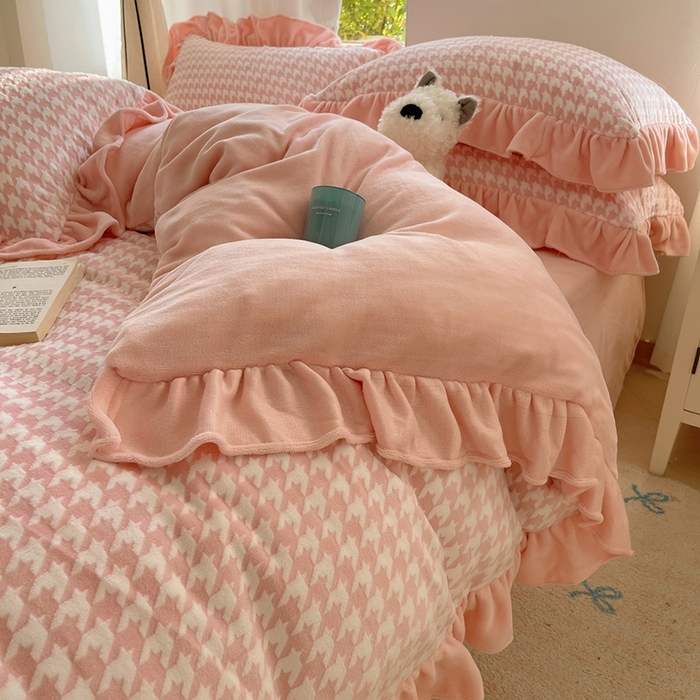 91家纺网 家纺一手货源 找家纺 轻奢坊 2025新款牛奶绒千鸟格烂花花边款四件套-场景一 樱花粉