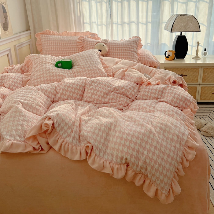 91家纺网 家纺一手货源 找家纺 轻奢坊 2025新款牛奶绒千鸟格烂花花边款四件套-场景一 花边千鸟格樱花粉数据图