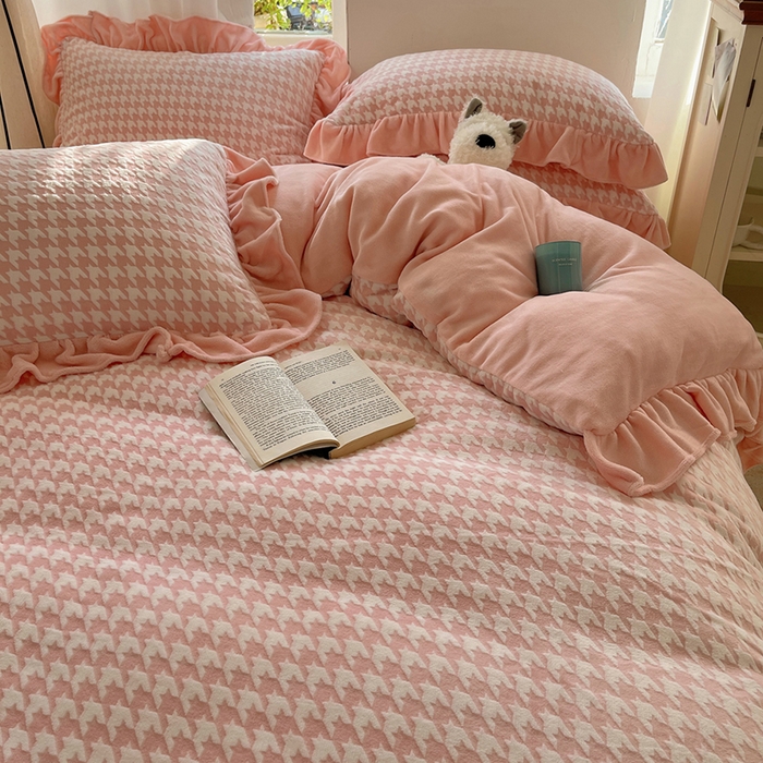 91家纺网 家纺一手货源 找家纺 轻奢坊 2025新款牛奶绒千鸟格烂花花边款四件套-场景一 樱花粉