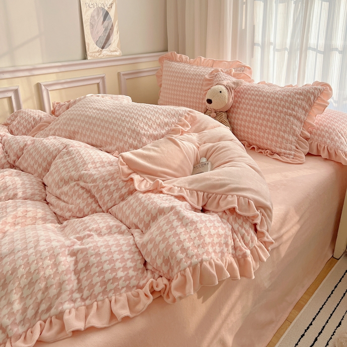 轻奢坊 2025新款牛奶绒千鸟格烂花花边款四件套-场景一 花边千鸟格樱花粉数据图