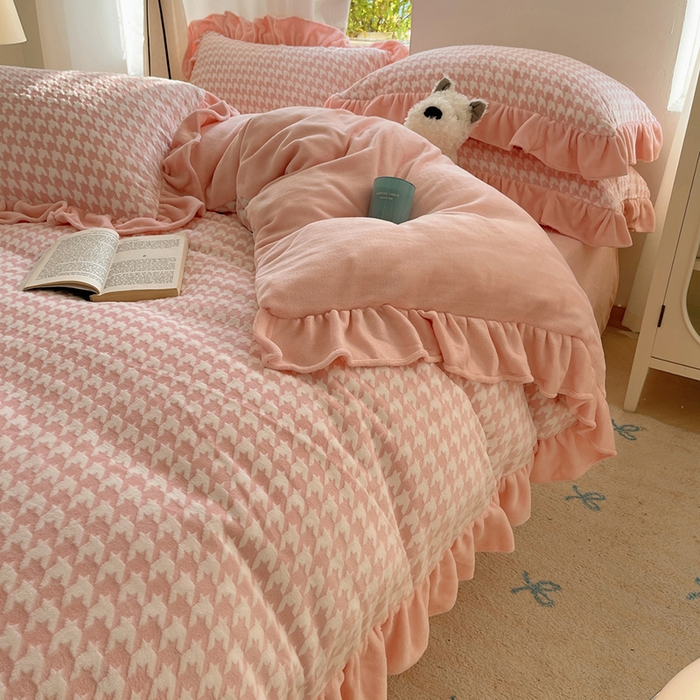 91家纺网 家纺一手货源 找家纺 轻奢坊 2025新款牛奶绒千鸟格烂花花边款四件套-场景一 樱花粉