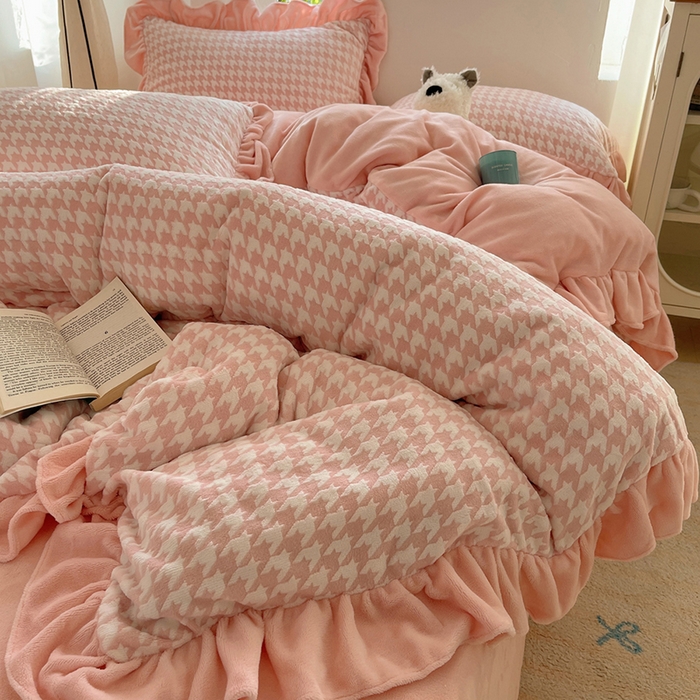 91家纺网 家纺一手货源 找家纺 轻奢坊 2025新款牛奶绒千鸟格烂花花边款四件套-场景一 樱花粉