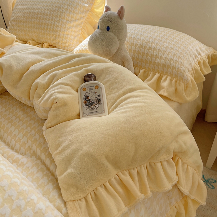 91家纺网 家纺一手货源 找家纺 轻奢坊 2025新款牛奶绒千鸟格烂花花边款四件套-场景一 樱花黄