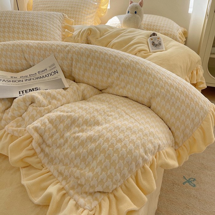 91家纺网 家纺一手货源 找家纺 轻奢坊 2025新款牛奶绒千鸟格烂花花边款四件套-场景一 樱花黄