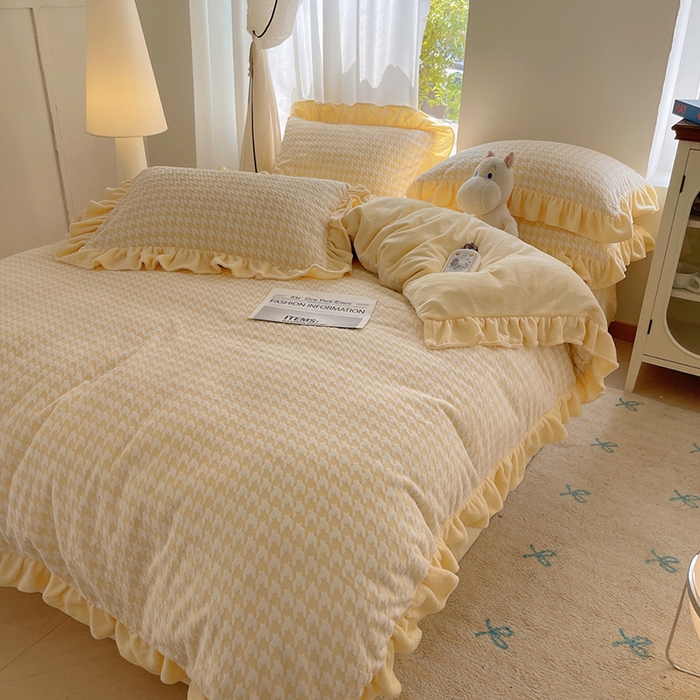 91家纺网 家纺一手货源 找家纺 轻奢坊 2025新款牛奶绒千鸟格烂花花边款四件套-场景一 樱花黄