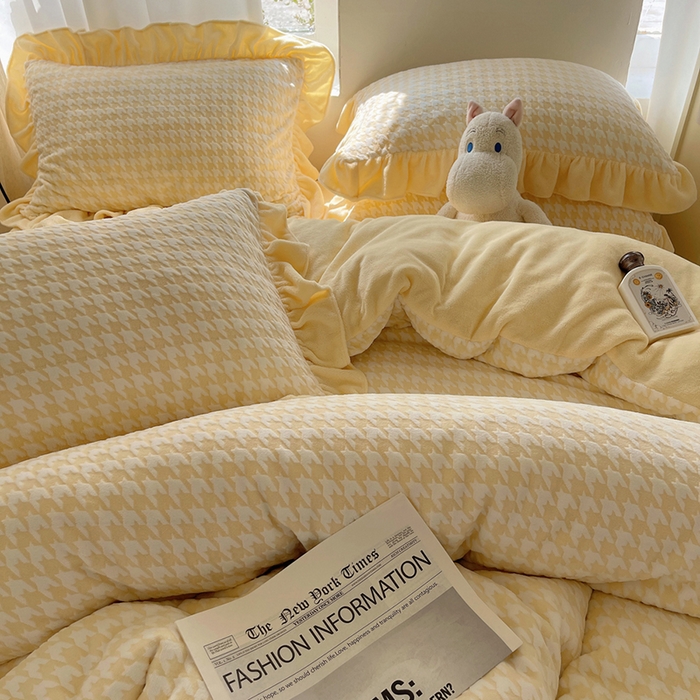 91家纺网 家纺一手货源 找家纺 轻奢坊 2025新款牛奶绒千鸟格烂花花边款四件套-场景一 樱花黄