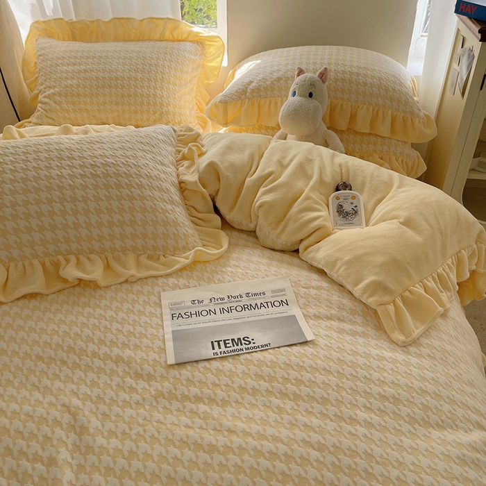 91家纺网 家纺一手货源 找家纺 轻奢坊 2025新款牛奶绒千鸟格烂花花边款四件套-场景一 樱花黄