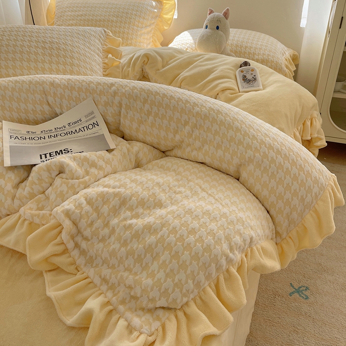 91家纺网 家纺一手货源 找家纺 轻奢坊 2025新款牛奶绒千鸟格烂花花边款四件套-场景一 樱花黄