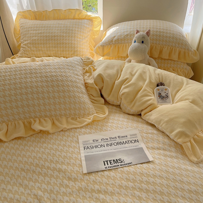 91家纺网 家纺一手货源 找家纺 轻奢坊 2025新款牛奶绒千鸟格烂花花边款四件套-场景一 樱花黄