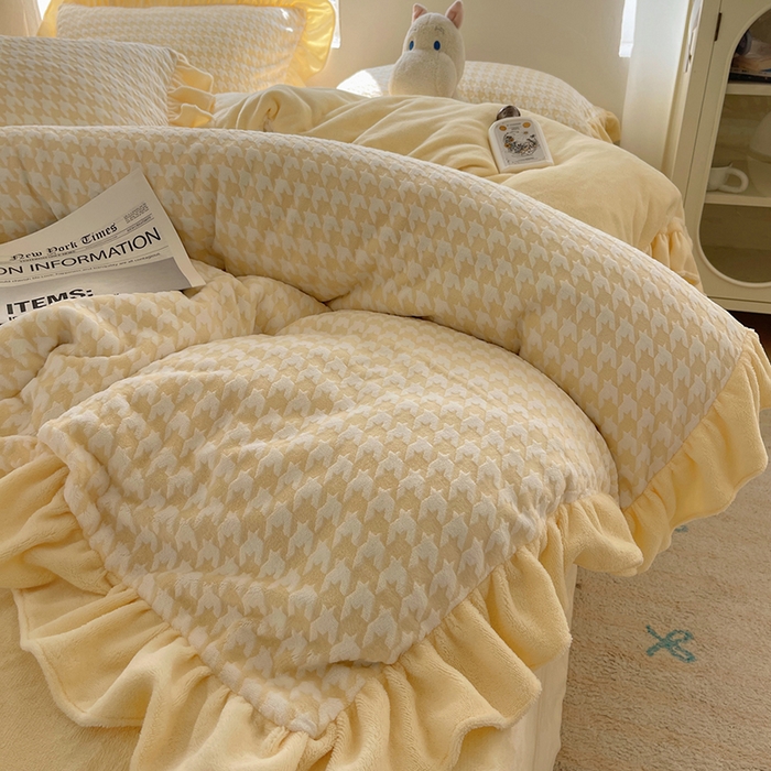 91家纺网 家纺一手货源 找家纺 轻奢坊 2025新款牛奶绒千鸟格烂花花边款四件套-场景一 樱花黄