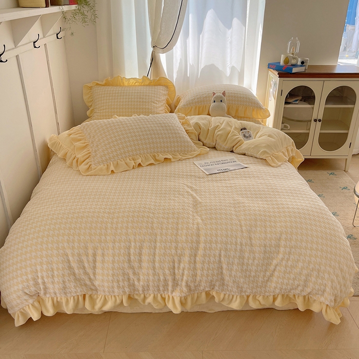 91家纺网 家纺一手货源 找家纺 轻奢坊 2025新款牛奶绒千鸟格烂花花边款四件套-场景一 樱花黄