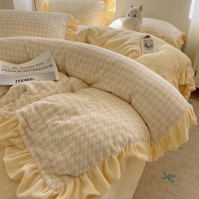 91家纺网 家纺一手货源 找家纺 轻奢坊 2025新款牛奶绒千鸟格烂花花边款四件套-场景一 樱花黄