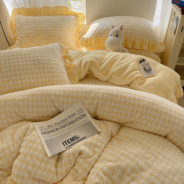 91家纺网 家纺一手货源 找家纺 轻奢坊 2025新款牛奶绒千鸟格烂花花边款四件套-场景一 樱花黄