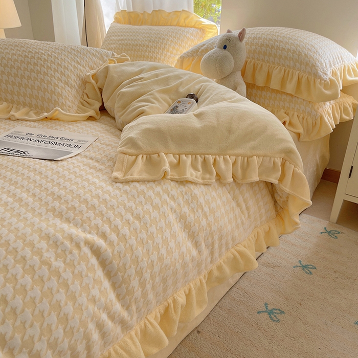 91家纺网 家纺一手货源 找家纺 轻奢坊 2025新款牛奶绒千鸟格烂花花边款四件套-场景一 樱花黄