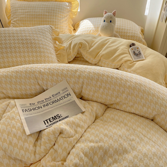 91家纺网 家纺一手货源 找家纺 轻奢坊 2025新款牛奶绒千鸟格烂花花边款四件套-场景一 樱花黄