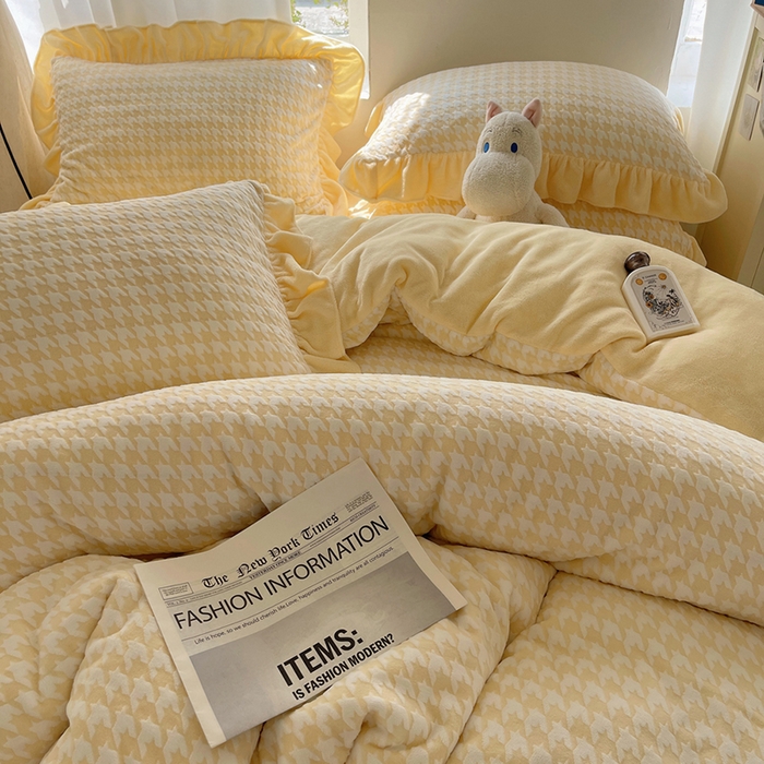 91家纺网 家纺一手货源 找家纺 轻奢坊 2025新款牛奶绒千鸟格烂花花边款四件套-场景一 樱花黄