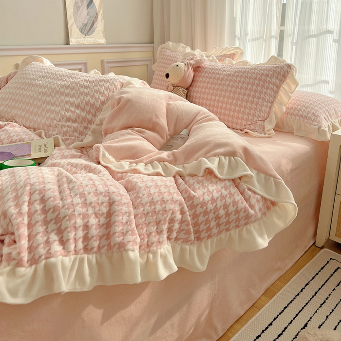 91家纺网 家纺一手货源 找家纺 轻奢坊 2025新款牛奶绒千鸟格烂花花边款四件套-场景一 花边千鸟格奶酪粉数据图