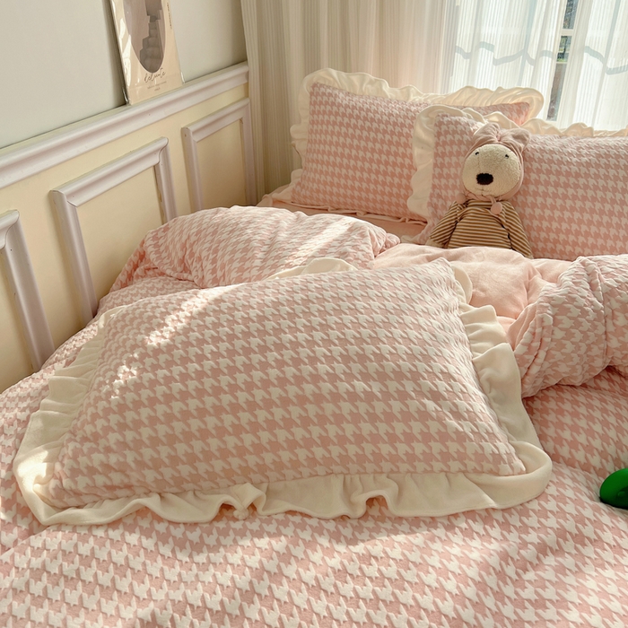 91家纺网 家纺一手货源 找家纺 轻奢坊 2025新款牛奶绒千鸟格烂花花边款四件套-场景一 花边千鸟格奶酪粉数据图