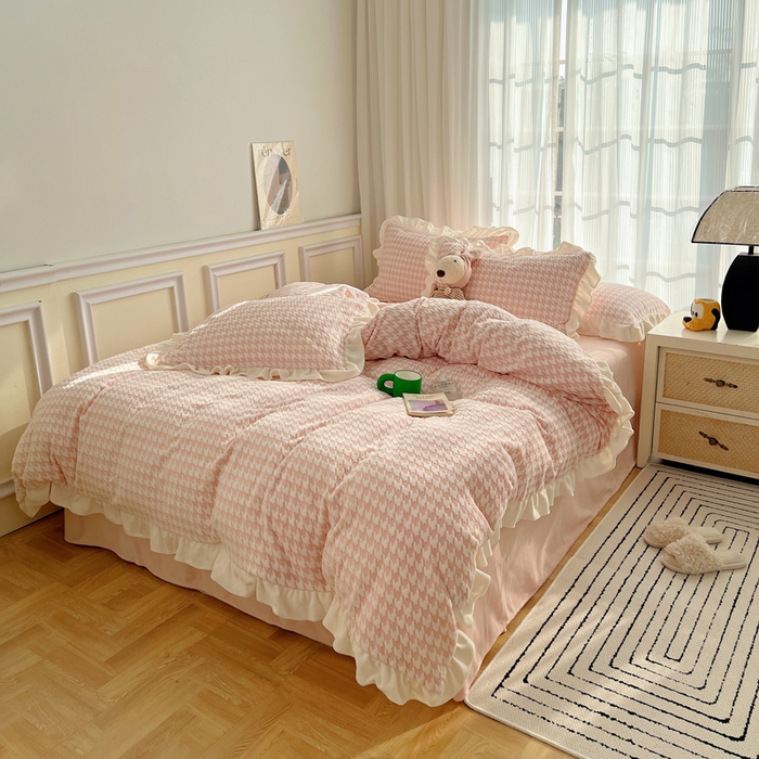 91家纺网 家纺一手货源 找家纺 轻奢坊 2025新款牛奶绒千鸟格烂花花边款四件套-场景一 花边千鸟格奶酪粉数据图