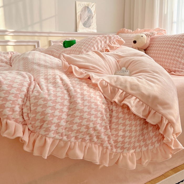 91家纺网 家纺一手货源 找家纺 轻奢坊 2025新款牛奶绒千鸟格烂花花边款四件套-场景一 花边千鸟格樱花粉数据图