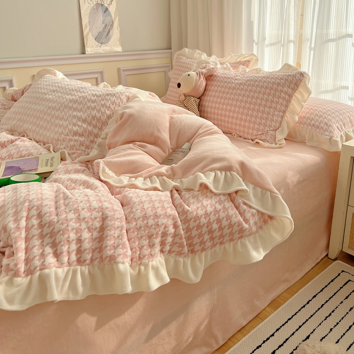 91家纺网 家纺一手货源 找家纺 轻奢坊 2025新款牛奶绒千鸟格烂花花边款四件套-场景一 花边千鸟格奶酪粉数据图