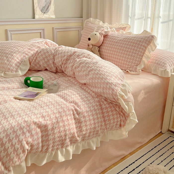 91家纺网 家纺一手货源 找家纺 轻奢坊 2025新款牛奶绒千鸟格烂花花边款四件套-场景一 花边千鸟格奶酪粉数据图