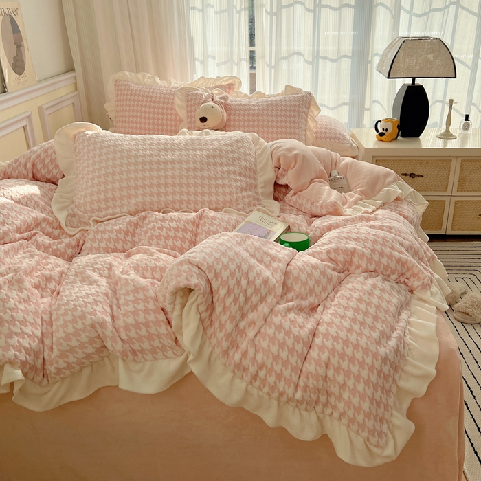 91家纺网 家纺一手货源 找家纺 轻奢坊 2025新款牛奶绒千鸟格烂花花边款四件套-场景一 花边千鸟格奶酪粉数据图