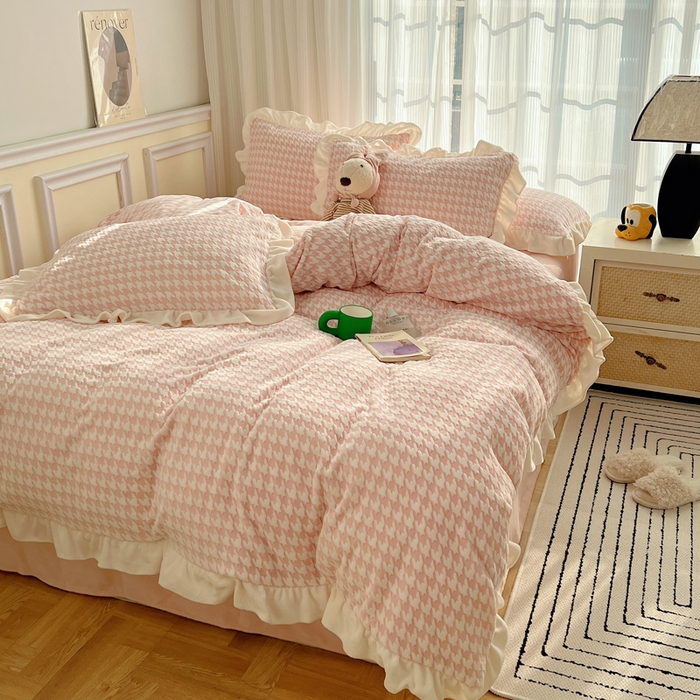 91家纺网 家纺一手货源 找家纺 轻奢坊 2025新款牛奶绒千鸟格烂花花边款四件套-场景一 花边千鸟格奶酪粉数据图