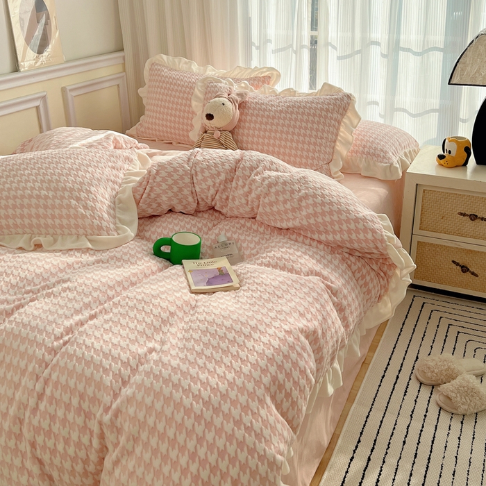 91家纺网 家纺一手货源 找家纺 轻奢坊 2025新款牛奶绒千鸟格烂花花边款四件套-场景一 花边千鸟格奶酪粉数据图