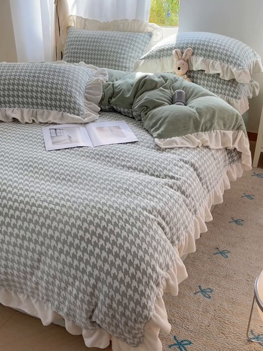 91家纺网 家纺一手货源 找家纺 轻奢坊 2025新款牛奶绒千鸟格烂花花边款四件套-场景一 奶酪绿