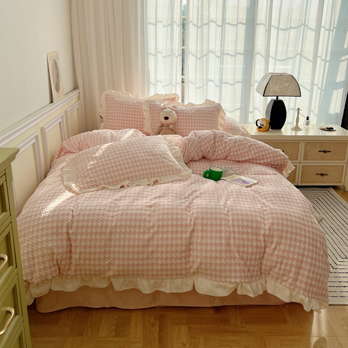 91家纺网 家纺一手货源 找家纺 轻奢坊 2025新款牛奶绒千鸟格烂花花边款四件套-场景一 花边千鸟格奶酪粉数据图