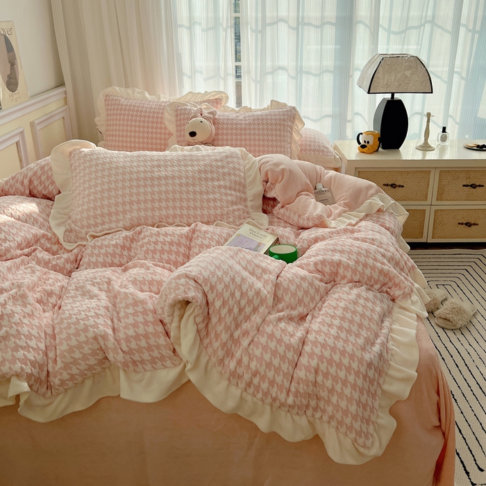 91家纺网 家纺一手货源 找家纺 轻奢坊 2025新款牛奶绒千鸟格烂花花边款四件套-场景一 花边千鸟格奶酪粉数据图