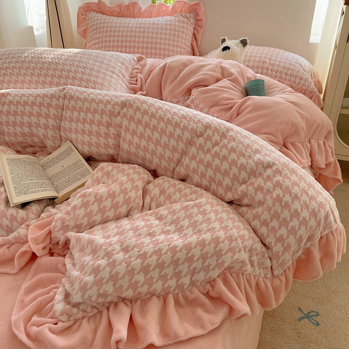 91家纺网 家纺一手货源 找家纺 轻奢坊 2025新款牛奶绒千鸟格烂花花边款四件套-场景一 樱花粉