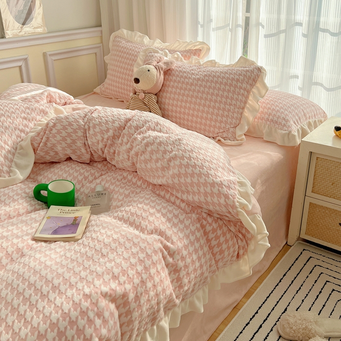 91家纺网 家纺一手货源 找家纺 轻奢坊 2025新款牛奶绒千鸟格烂花花边款四件套-场景一 花边千鸟格奶酪粉数据图