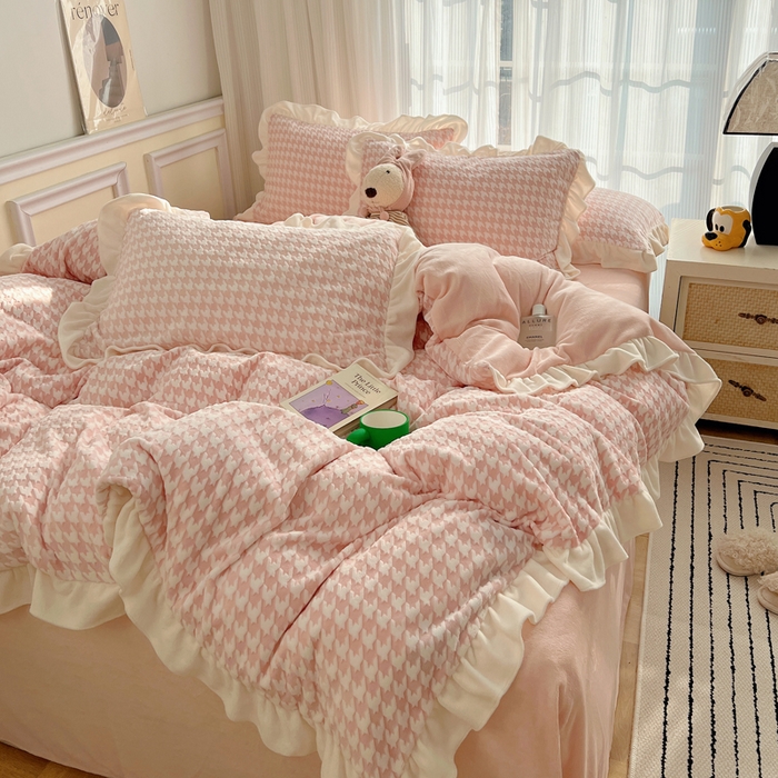 91家纺网 家纺一手货源 找家纺 轻奢坊 2025新款牛奶绒千鸟格烂花花边款四件套-场景一 花边千鸟格奶酪粉数据图