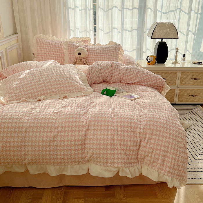 91家纺网 家纺一手货源 找家纺 轻奢坊 2025新款牛奶绒千鸟格烂花花边款四件套-场景一 花边千鸟格奶酪粉数据图