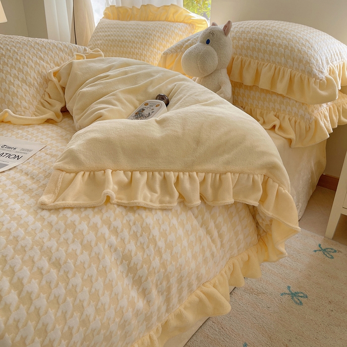 91家纺网 家纺一手货源 找家纺 轻奢坊 2025新款牛奶绒千鸟格烂花花边款四件套-场景一 樱花黄