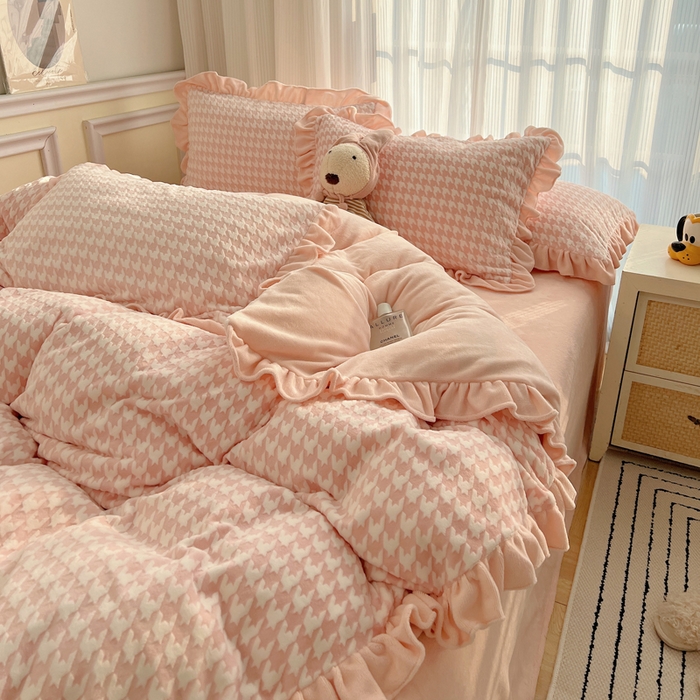 91家纺网 家纺一手货源 找家纺 轻奢坊 2025新款牛奶绒千鸟格烂花花边款四件套-场景一 花边千鸟格樱花粉数据图