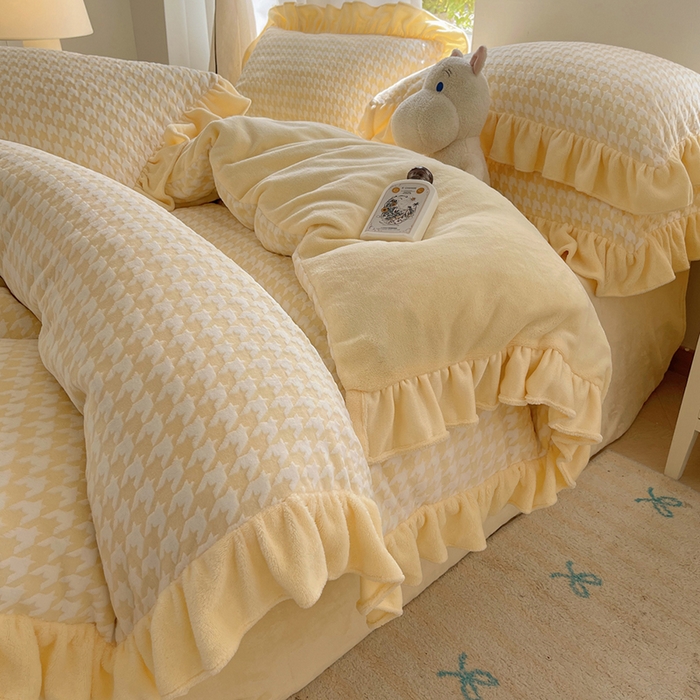 轻奢坊 2025新款牛奶绒千鸟格烂花花边款四件套-场景一 樱花黄