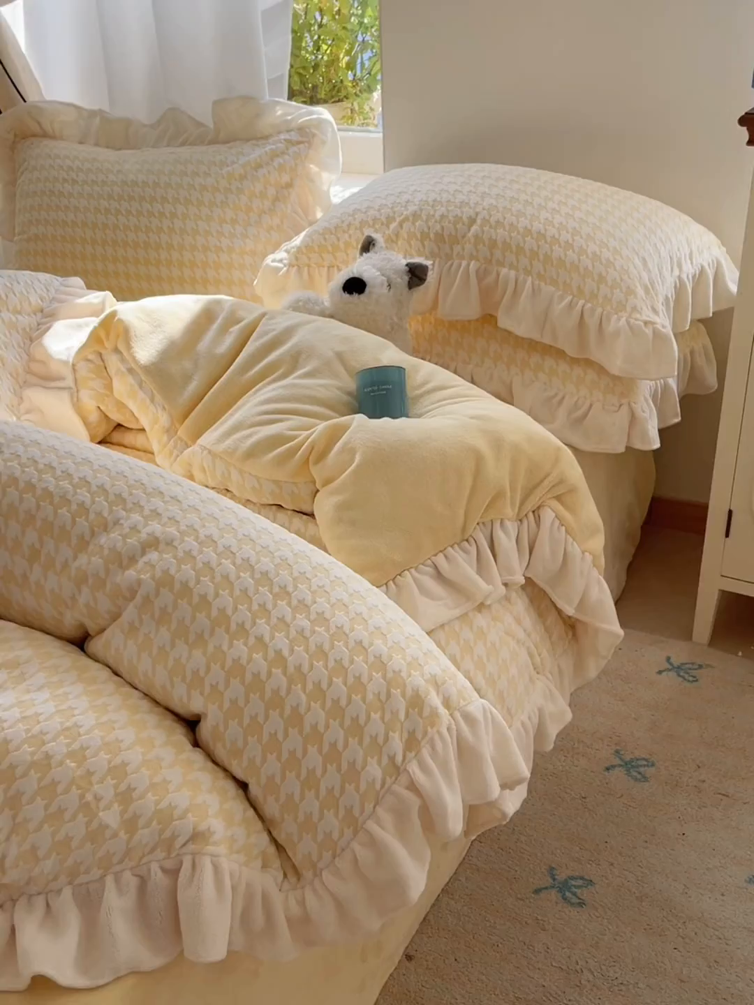 91家纺网 家纺一手货源 找家纺 轻奢坊 2025新款牛奶绒千鸟格烂花花边款四件套-场景一 奶酪黄