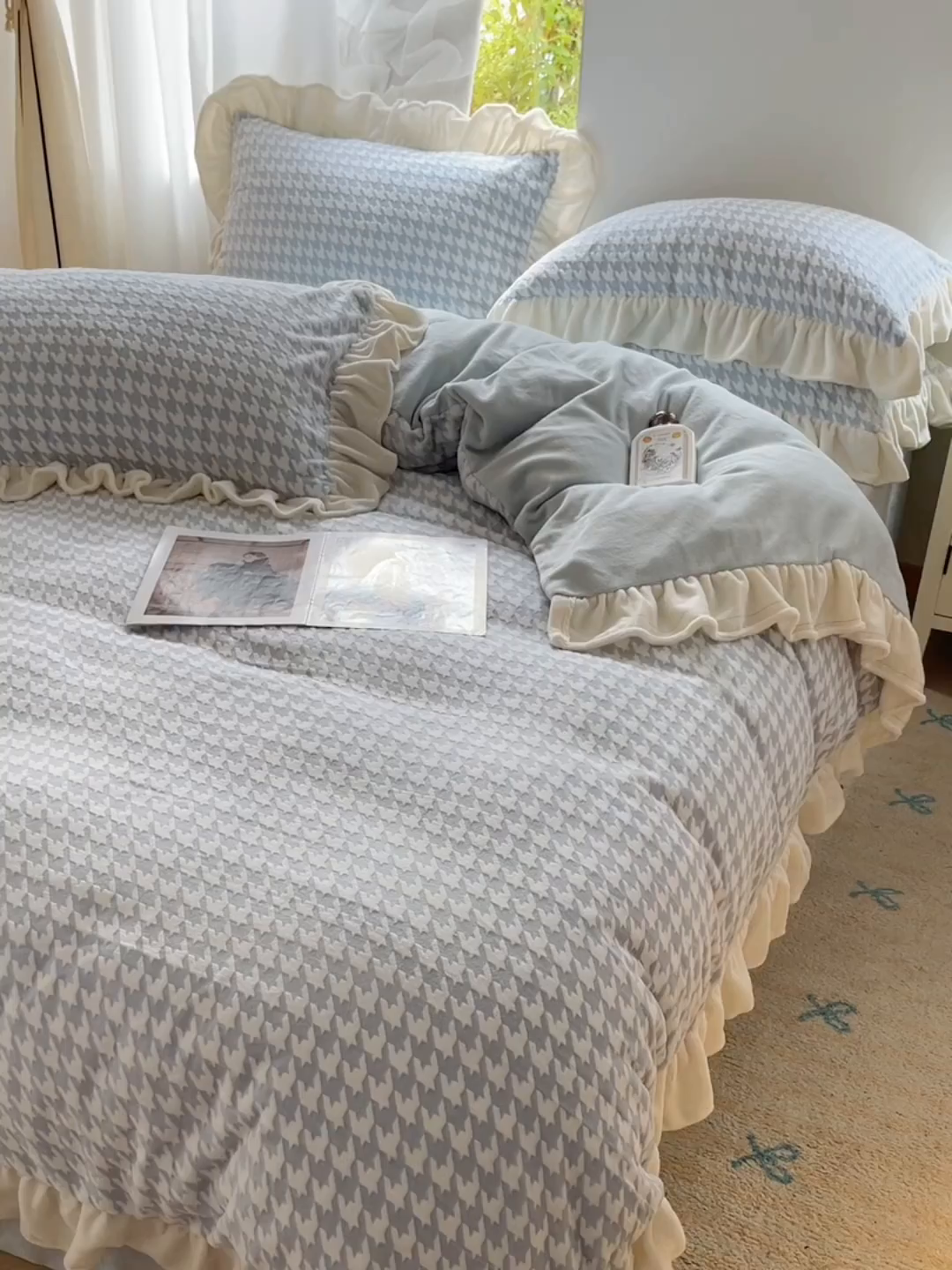 91家纺网 家纺一手货源 找家纺 轻奢坊 2025新款牛奶绒千鸟格烂花花边款四件套-场景一 奶酪蓝