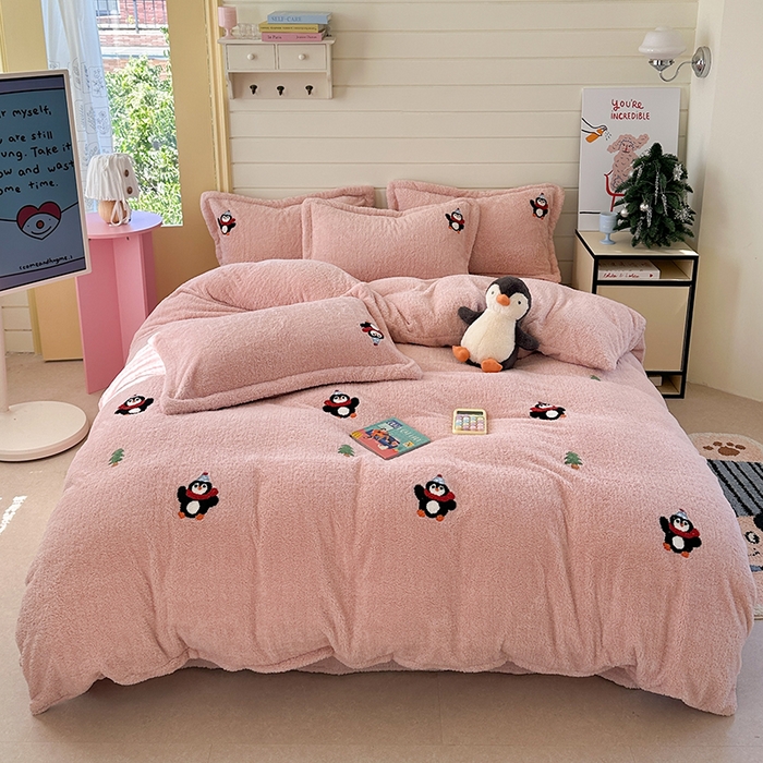 萝莉家纺 2025新款加厚泰迪绒毛巾绣四件套 小企鹅豆沙粉