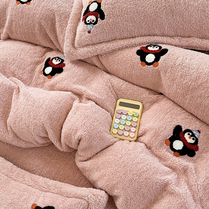 91家纺网 家纺一手货源 找家纺 萝莉家纺 2025新款加厚泰迪绒毛巾绣四件套 小企鹅豆沙粉