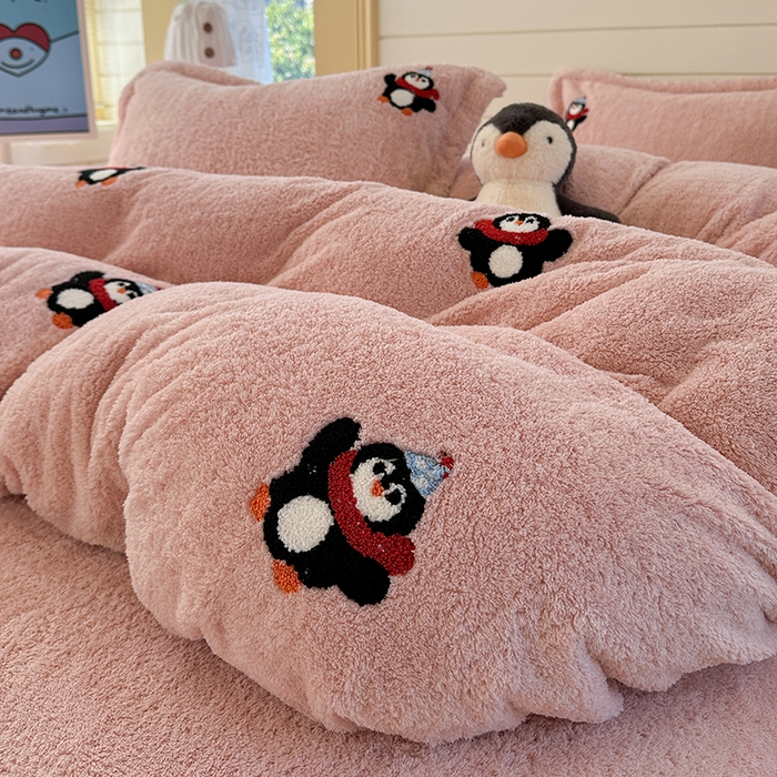 91家纺网 家纺一手货源 找家纺 萝莉家纺 2025新款加厚泰迪绒毛巾绣四件套 小企鹅豆沙粉